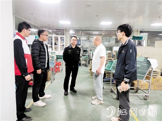 恩平市應(yīng)急管理局工作人員到企業(yè)開展“平安夜訪”。