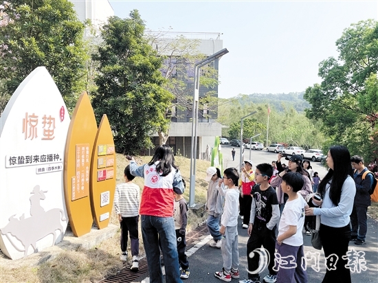 同學(xué)們通過圖文了解節(jié)氣知識。