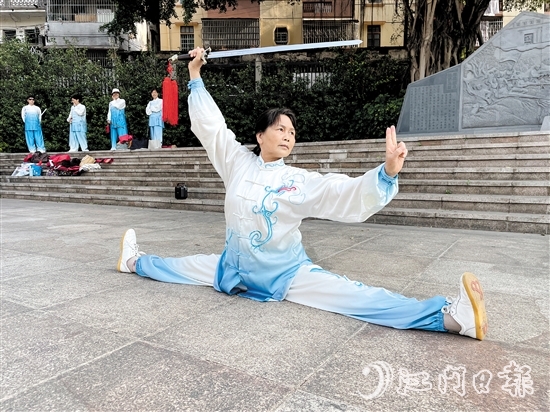 岑優(yōu)嫦現(xiàn)場展示太極技藝，輕松完成一字馬動作。