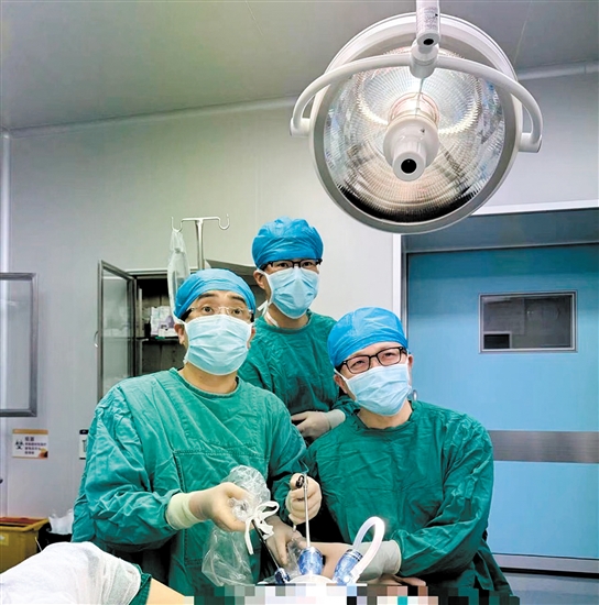 黃暉（左一）擔任主刀施行腔鏡下乳腺癌手術。