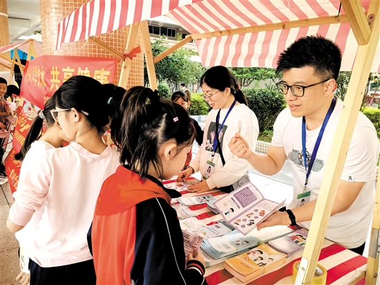 江門市疾控中心工作人員走進校園，科普體重管理知識。