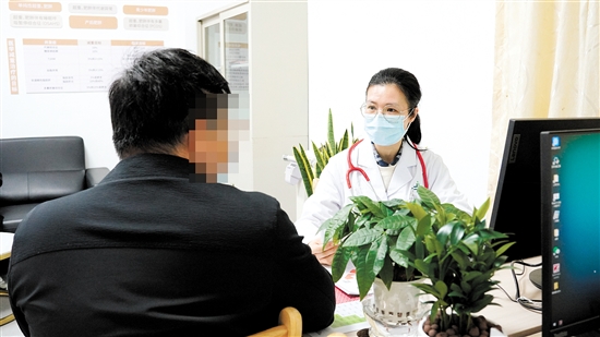 首批來診群眾進行診療體驗。
