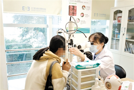 醫(yī)生為患者檢查眼睛。