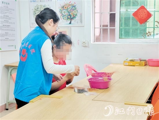 在項目組的用心指導(dǎo)下，小燕的就業(yè)技能越來越嫻熟了。