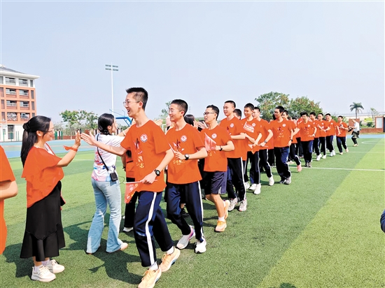 江門(mén)市第一中學(xué)景賢學(xué)校人才島校區(qū)九年級(jí)學(xué)生們跟老師們擊掌鼓勁。