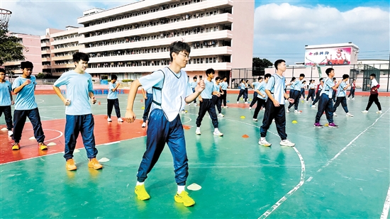 學(xué)生們正在進(jìn)行大課間操前的熱身運(yùn)動(dòng)。