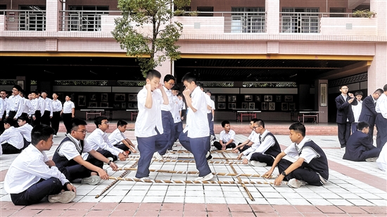 開(kāi)平以體育為抓手的改革，讓孩子們?cè)谶\(yùn)動(dòng)中強(qiáng)健體魄。