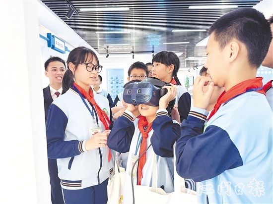 學生們體驗VR互動，在互動體驗中輕松學習法律知識。
