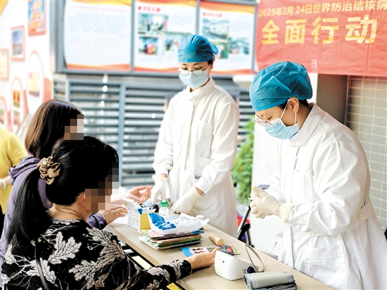 當(dāng)天還開展了便民服務(wù)活動(dòng)。