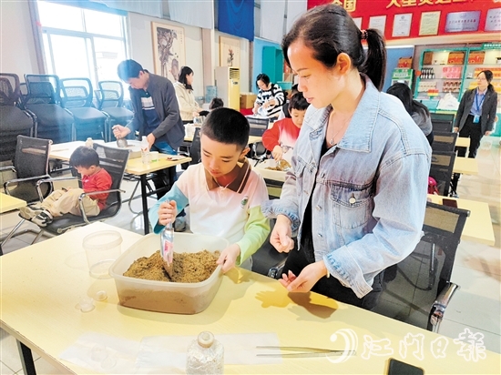 孩子與家長(zhǎng)體驗(yàn)靈芝種植。