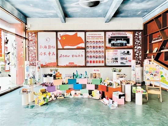 共和鎮(zhèn)中心小學(xué)舉辦植樹節(jié)手抄報評比活動，旨在通過學(xué)生們的創(chuàng)意和手繪，展現(xiàn)對植樹節(jié)的理解和對環(huán)保的熱愛。
