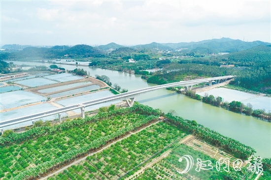 新馬單大橋橫跨虎坑水道。