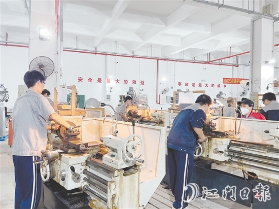 恩平市職業(yè)教育園設(shè)置“校中廠”“廠中校”混合教學(xué)區(qū)，引入“雙元制”課程體系，爭(zhēng)創(chuàng)開(kāi)放型區(qū)域產(chǎn)教融合實(shí)踐中心。