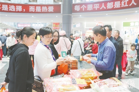僑胞現(xiàn)場選購恩平農(nóng)產(chǎn)品。