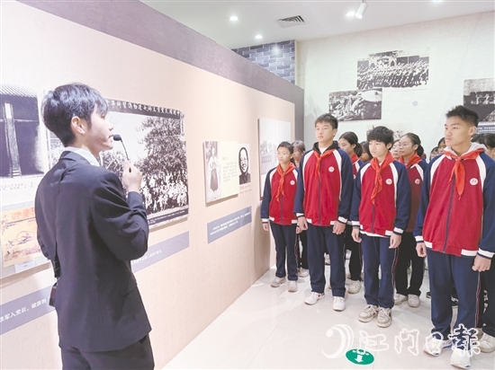 東河中學學生走進周文雍陳鐵軍烈士紀念館，聆聽烈士們的革命事跡。