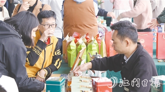 活動(dòng)現(xiàn)場(chǎng)，游客品嘗大沙茶。