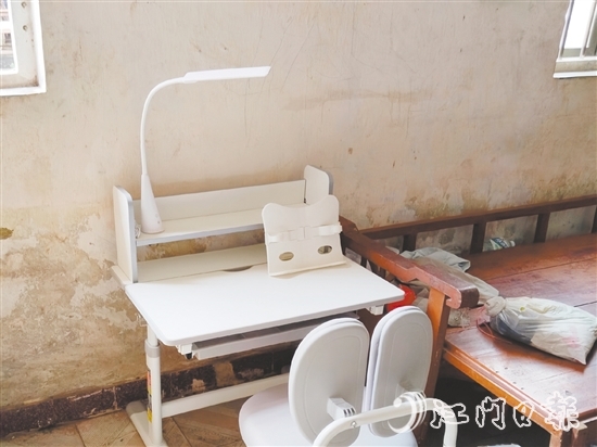 “一米書桌”公益項目為每戶困難家庭配備價值600元的標(biāo)準(zhǔn)學(xué)習(xí)裝備，切實(shí)改善困難家庭學(xué)子的學(xué)習(xí)環(huán)境。