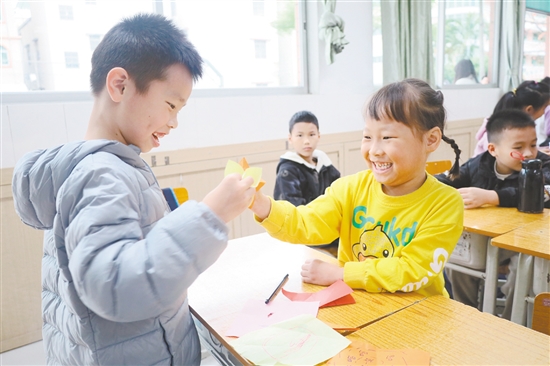 學(xué)生在“小小候鳥(niǎo)修煉營(yíng)”學(xué)習(xí)折紙。