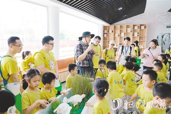 來自江門市教育第一幼兒園的親子家庭參加現(xiàn)場觀鳥研學(xué)活動。
