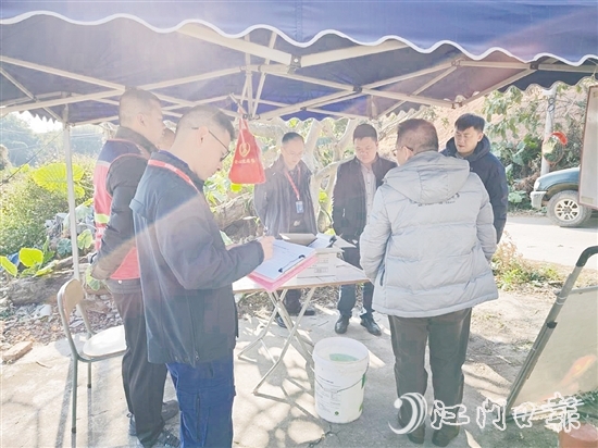 新會(huì)區(qū)森防辦組織督導(dǎo)組到各鎮(zhèn)（街、區(qū)）檢查“包山頭、守路口、盯重點(diǎn)”措施落實(shí)情況，要求設(shè)置森林防火檢查站點(diǎn)，安排人員值班值守。