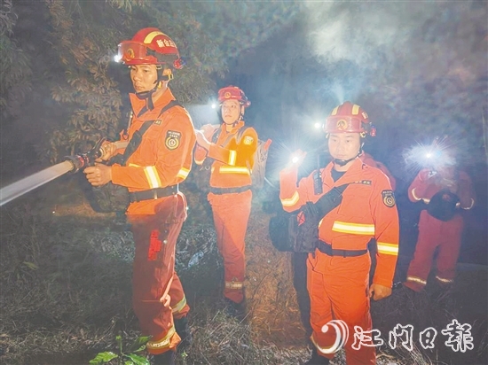 為進(jìn)一步加強(qiáng)應(yīng)急隊(duì)伍夜間撲火實(shí)戰(zhàn)能力，新會(huì)區(qū)森防辦在三江鎮(zhèn)某林區(qū)開(kāi)展夜間實(shí)戰(zhàn)演練，做好撲火救災(zāi)應(yīng)急準(zhǔn)備。