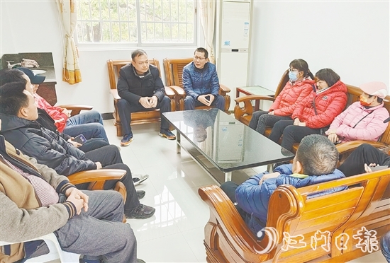 余以碩（中間藍(lán)衣者）長期奔走在基層調(diào)解一線，與群眾交流談心。