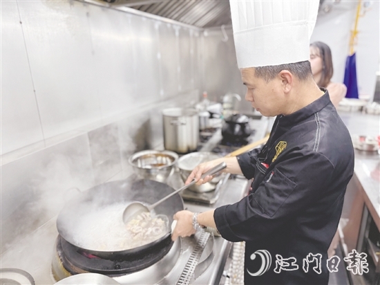 廚師嚴(yán)格精選原材料，確保每一道菜品都是選用新鮮地道的食材。