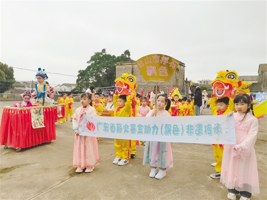 孩子們身著傳統(tǒng)服飾，扮演各種經(jīng)典故事角色，自信展現(xiàn)自我。