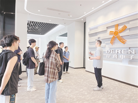 應(yīng)屆畢業(yè)生走進鶴山市重點企業(yè)，了解企業(yè)人才需求。
