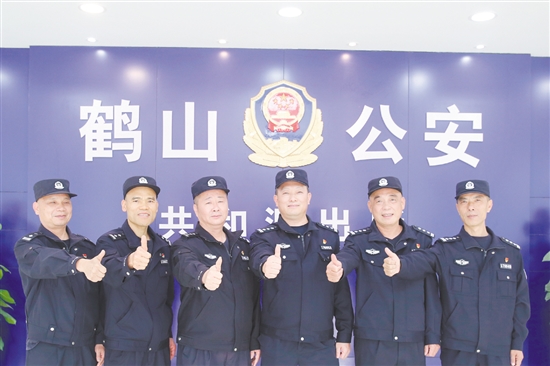 徐敬陽、冼富強(qiáng)、蘇慶平、王國華、麥定權(quán)、姚金南（從左至右）在一線發(fā)光發(fā)熱。