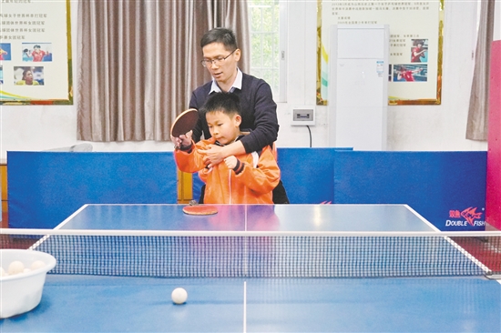 桃源小學(xué)乒乓球隊(duì)隊(duì)員在教練的指導(dǎo)下，認(rèn)真進(jìn)行發(fā)球與接發(fā)球、正反手拉球等技術(shù)練習(xí)。