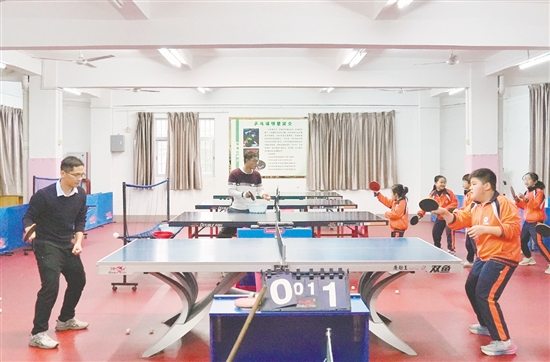 桃源小學(xué)將乒乓球運(yùn)動融入學(xué)生校園生活的方方面面，推動學(xué)?！耙恍Ｒ黄贰苯ㄔO(shè)，讓乒乓球文化在校園中處處體現(xiàn)。