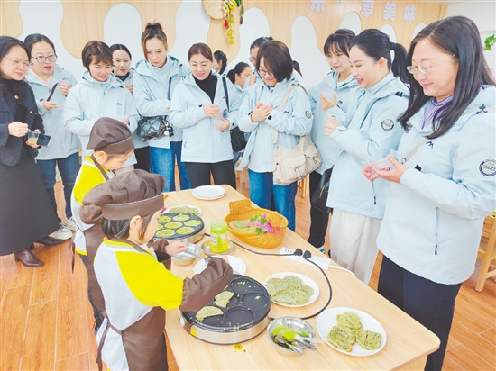 聯(lián)合調(diào)研組實地考察各園的辦園理念、環(huán)境創(chuàng)設(shè)、課程特色及師資隊伍建設(shè)情況。