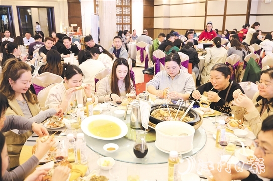 崖門(mén)水蟹端上餐桌后，食客們紛紛忍不住“啜一口”。