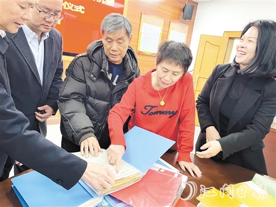 年逾古稀的旅委僑胞吳金葉、鄭碧云伉儷將各種史料用文件夾分門別類整理好，轉(zhuǎn)交給恩平市僑聯(lián)。