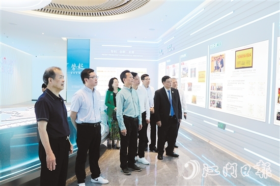 梁煥平（左一）組織商會(huì)會(huì)員回鄉(xiāng)，鄉(xiāng)親參觀考察恩平市麥克風(fēng)代表企業(yè)。