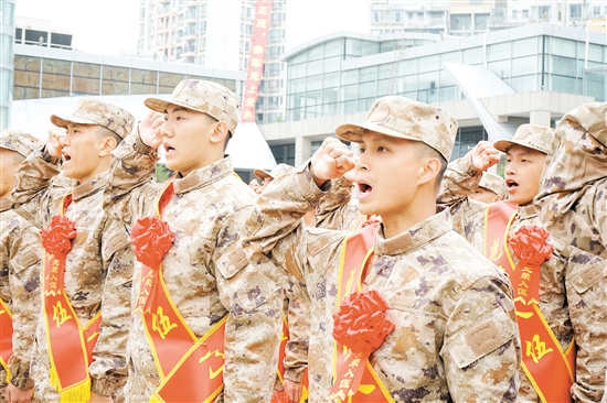 入伍新兵在鄉(xiāng)親們的見證下莊嚴(yán)宣誓。
