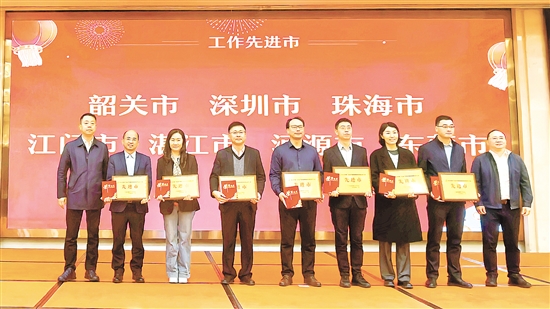 江門市第三人民醫(yī)院黨委書記梁先鋒（左四）代表領(lǐng)獎(jiǎng)。