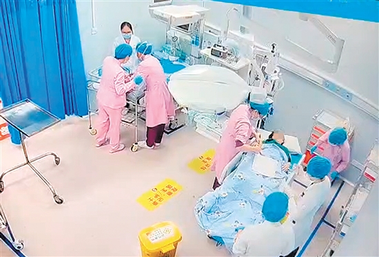 產(chǎn)婦被緊急送入搶救室，破水3分鐘后寶寶平安誕生。
