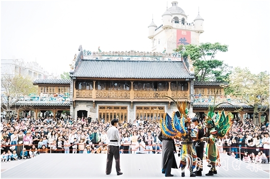 赤坎華僑古鎮(zhèn)日超50場(chǎng)精彩演出讓游客樂不思蜀。