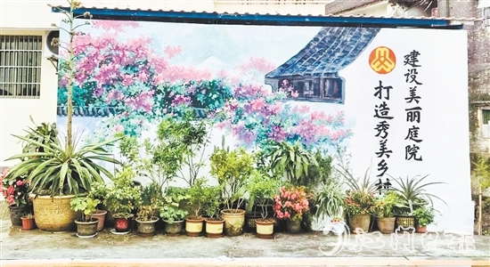 大崗村“美麗庭院”主題墻繪為村莊增色不少。