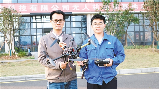 師生和無人機合影。