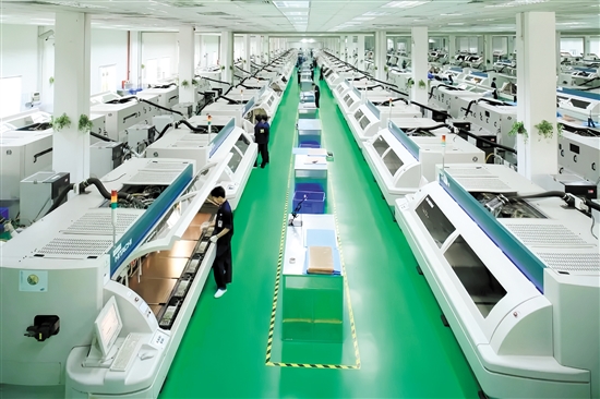 隨著專精特新企業(yè)矩陣持續(xù)擴(kuò)容，它們將成為推動(dòng)開平經(jīng)濟(jì)高質(zhì)量發(fā)展的核心引擎。開平依利安達(dá)電子有限公司是此次上榜名單的企業(yè)之一。圖為企業(yè)生產(chǎn)車間。
