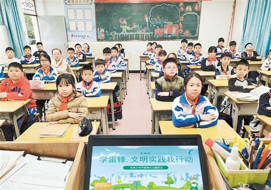 東河小學21個班開展學雷鋒主題班會活動。