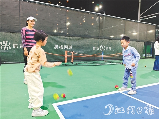 在公益課上，青少年班的學(xué)員們通過趣味游戲認識網(wǎng)球運動。