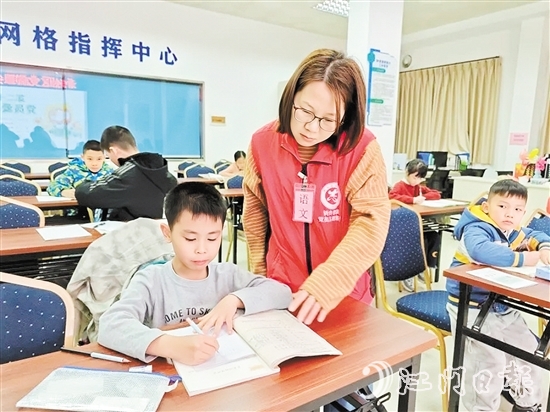 圭峰會(huì)城北門社區(qū)根據(jù)居民實(shí)際需求，推出周末愛(ài)心課堂服務(wù)。