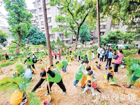 隨著“三項(xiàng)清單”的推進(jìn)，社區(qū)居民更積極參與志愿服務(wù)，共同扮靚社區(qū)環(huán)境。
