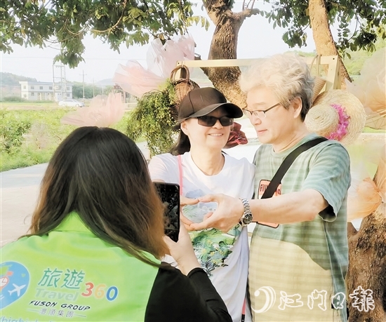 港澳游客來(lái)到臺(tái)山鄉(xiāng)村旅游，并合影留念。