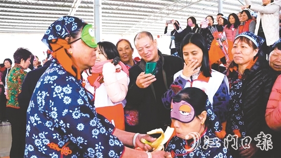 在“蒙眼吃香蕉”環(huán)節(jié)，隊(duì)友們在一旁耐心指揮，蒙眼選手努力找準(zhǔn)香蕉的位置。