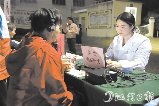 活動(dòng)免費(fèi)為群眾提供量血壓、測(cè)血糖、中醫(yī)診療保健、口腔檢查、聽力檢測(cè)等多項(xiàng)服務(wù)。